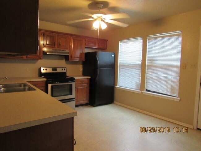 Foto del edificio - Move In Special: $200 off on the first ful...