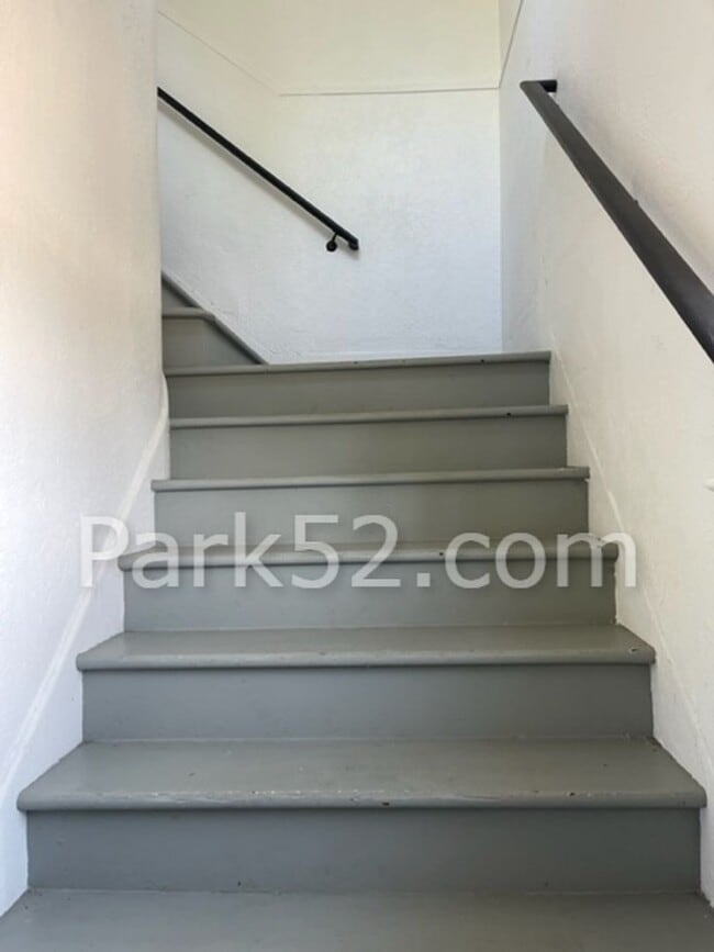 Building Photo - 2 Bedroom 1 Bathroom Duplex