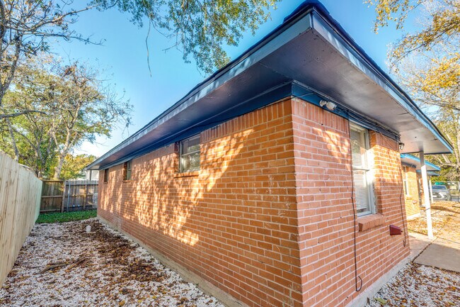 Building Photo - 4816 Cruse Rd