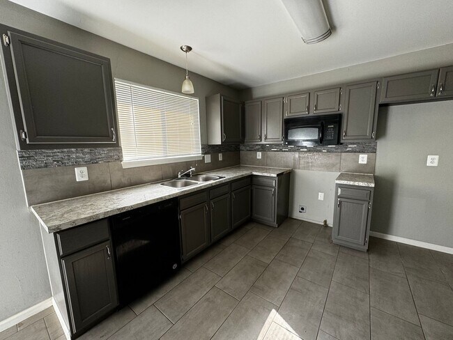 Building Photo - 3 Bed 1.5 Bath Home In Roseville