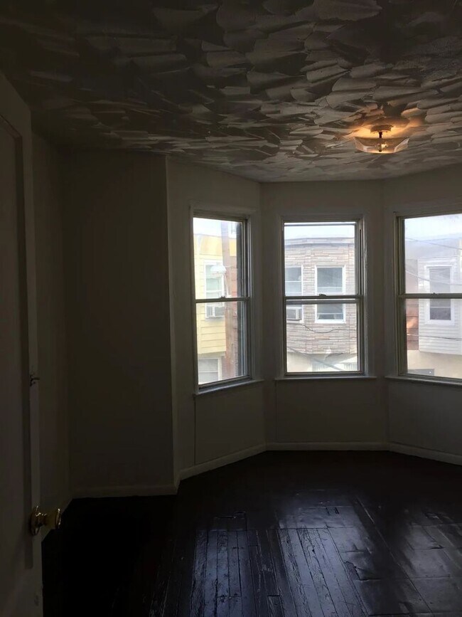 Foto del edificio - 2 Bedroom Available Now