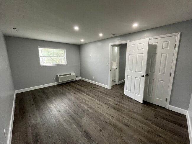 917-921 NE 22nd Dr - 917-921 NE 22nd Dr Apartment
