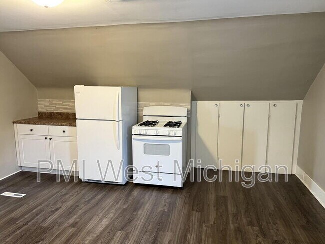 Building Photo - 927 10th St NW