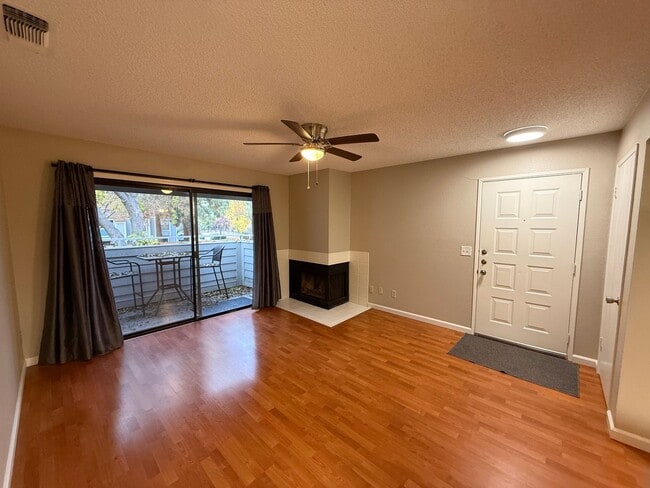 Foto del edificio - 2 bed 1 bath condo available in Natomas area