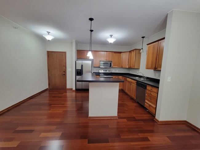 Building Photo - Spacious 2 Br/2Ba Condo w/1500 sq ft in Heart of St Louis Park! 2 Heated parking spots included!