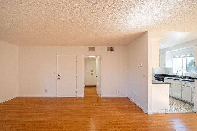 Foto del edificio - 4930 Whitsett Ave