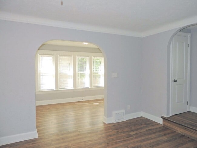 Building Photo - Super Awesome 3 Bedroom 1 Bathroom Colonia...