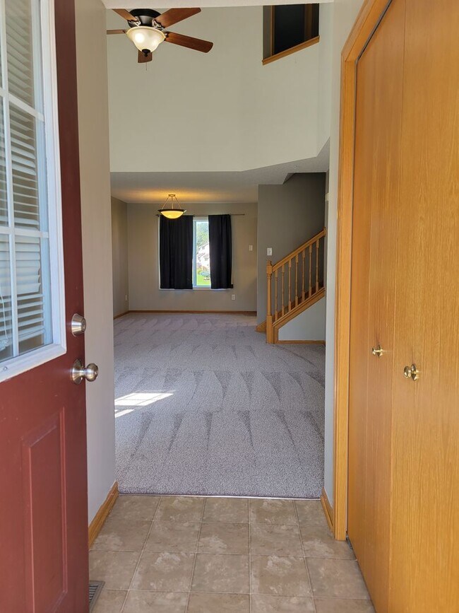 Foto del edificio - Spacious End Unit Townhouse