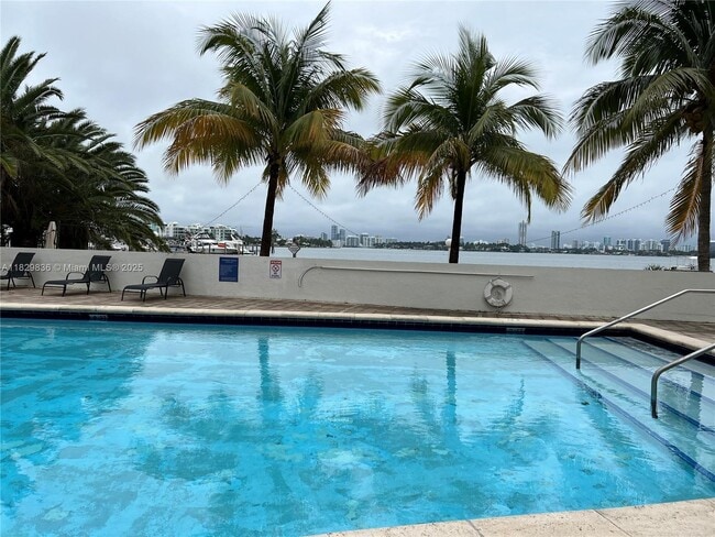 Foto del edificio - 7545 E Treasure Dr