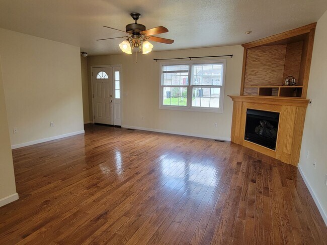 Foto del edificio - 3 bedroom, 2.5 bath Townhome - Available 08/05/2026