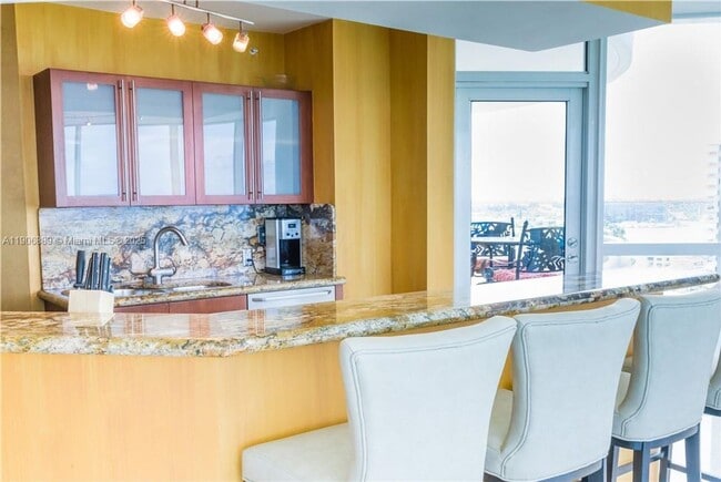 Foto del edificio - 6301 Collins Ave