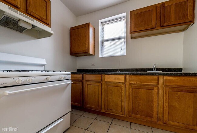 Building Photo - 1 br, 1 bath Apartment - 5952 W Superior St
