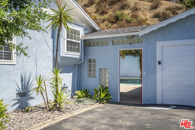 Foto del edificio - 10020 Stonehurst Ave