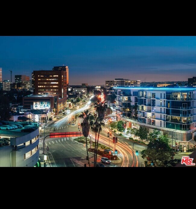 Building Photo - 321 S San Vicente Blvd
