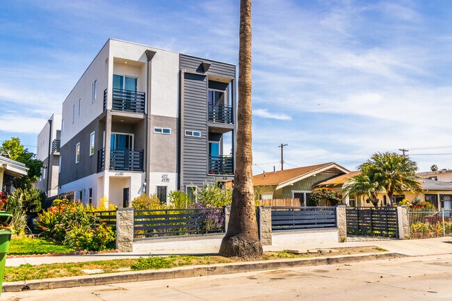 Building Photo - 620 N Serrano Ave