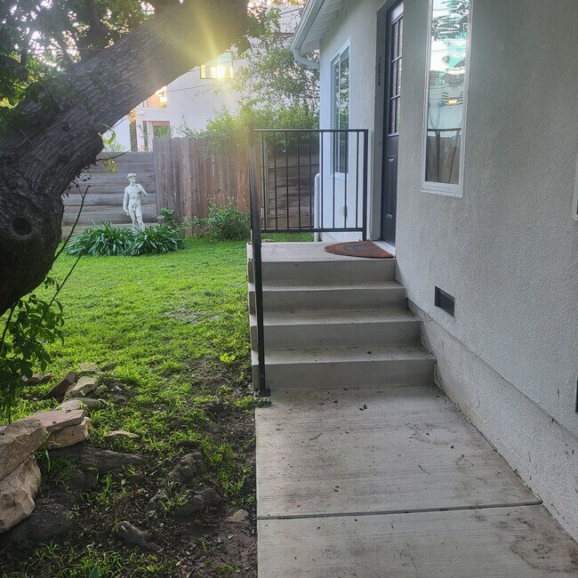 Entrada - 10829 Woodbine St