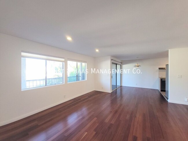 Foto del edificio - Stunning Downtown Long Beach Condo Across ...