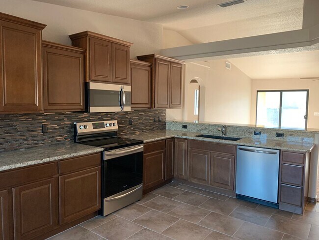 Foto del edificio - PENDING - Occupied, please do not disturb tenants.  Unfurnished - Long term - New photos coming s...