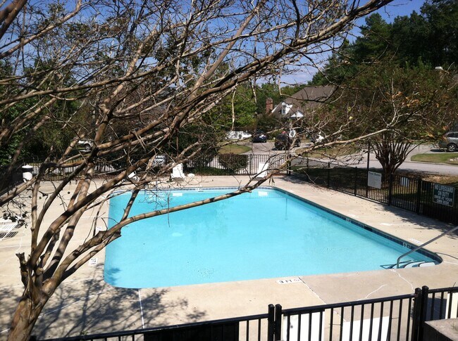 Building Photo - 825 Hulon Ln