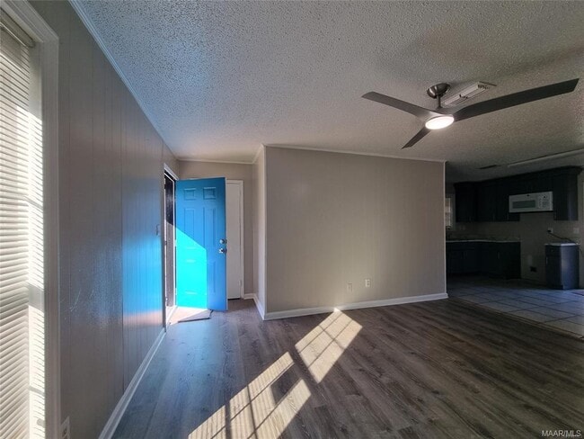 Building Photo - 2039 Winona Ave