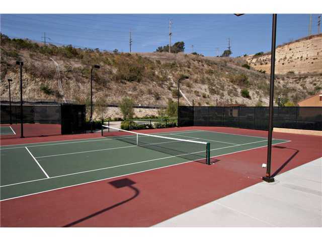 Building Photo - Gated Townhome | Pool and Gym