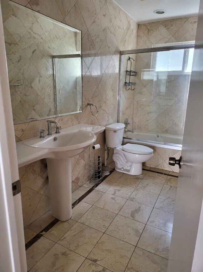 Guest Bathroom - 14451 Benefit St