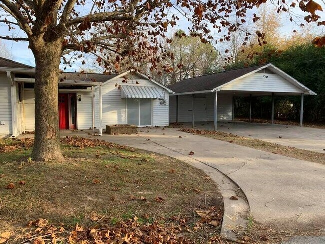 Foto del edificio - Large 3 bedroom 2 bath house. Fenced yard ...