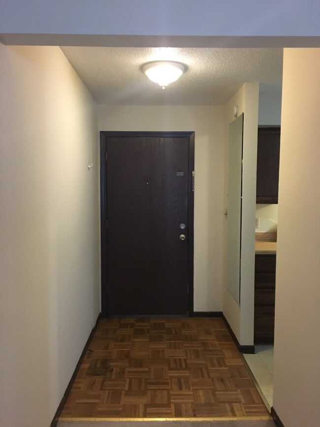 Building Photo - 2 Bedroom Condo Next to East Broadway Shopping