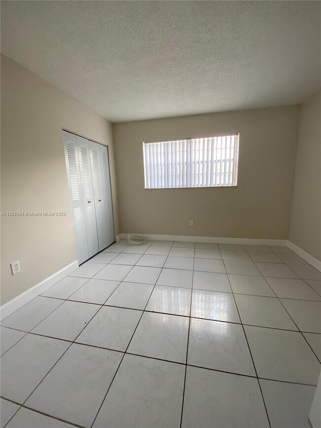 Foto del edificio - 651 NW 177th St