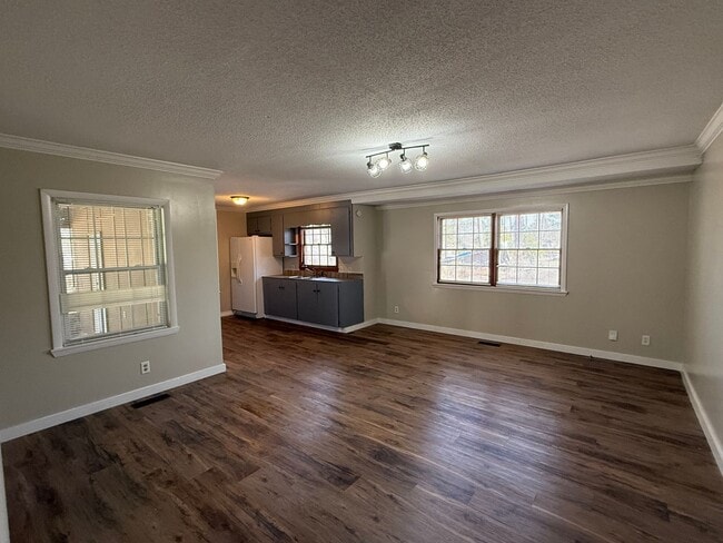 Building Photo - 3 Bedroom 2 Bathroom home available now in...
