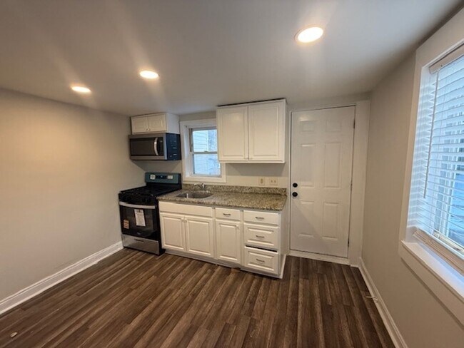 Building Photo - 2BR + Den Home with Private Backyard in Germantown