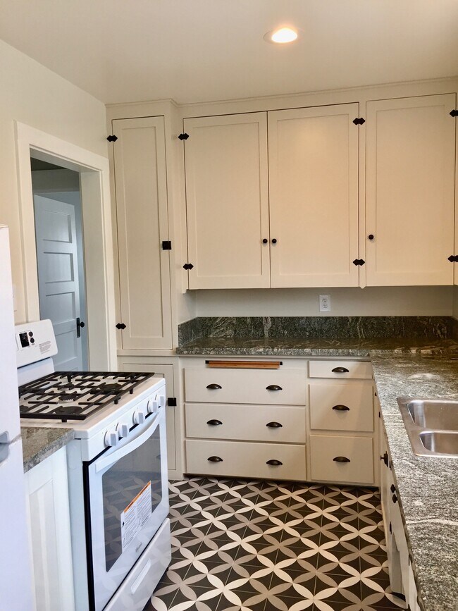 Building Photo - 160 S Catalina St