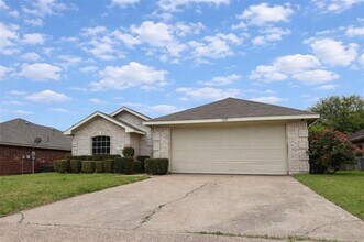 Building Photo - 1325 Aviary Dr