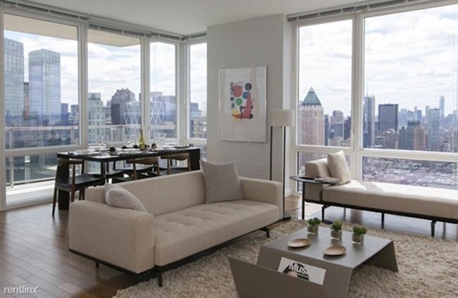 Building Photo - 4 br, 3.5 bath House - 160 W 62nd St # 160
