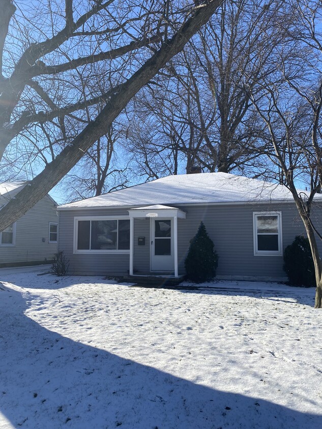 Cozy, clean home located in great Washington Local neighborhood. - 4651 Luann Ave