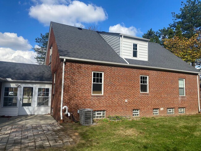 Foto del edificio - House with Front Commercial Unit on Lorain Rd
