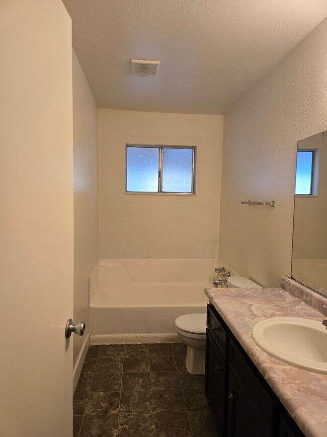 Foto del edificio - 545 Bluefield Ave