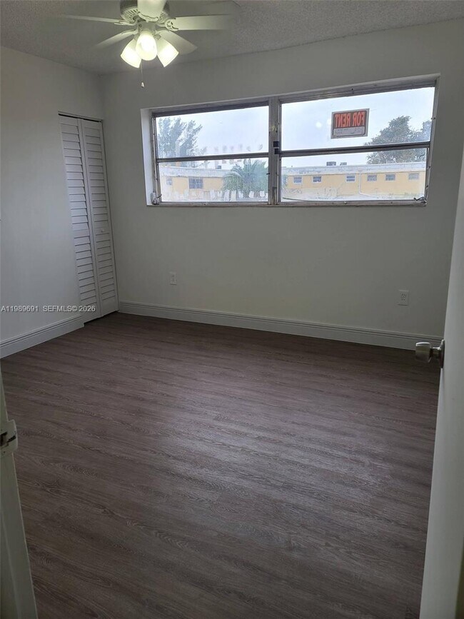 Foto del edificio - 9373 Fontainebleau Blvd