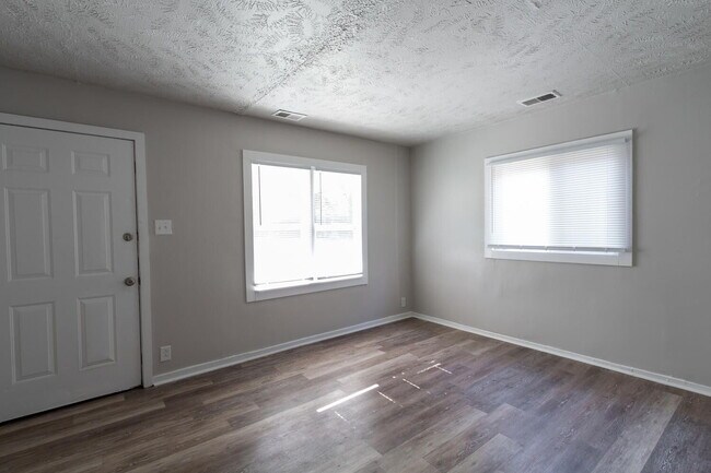 Foto del edificio - EAST SIDE 2 BEDROOM AVAILABLE NOW!