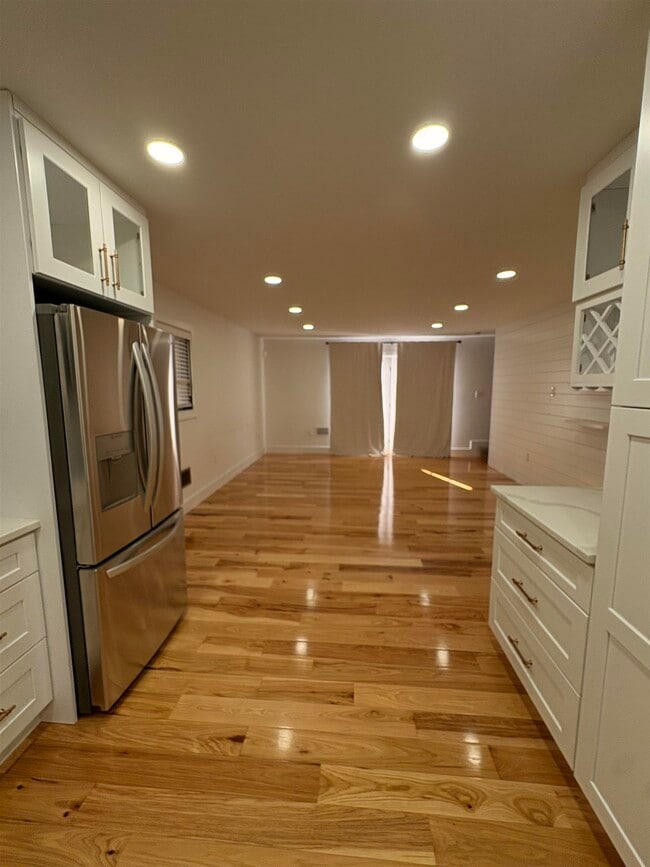 Building Photo - 17 Zabriskie St