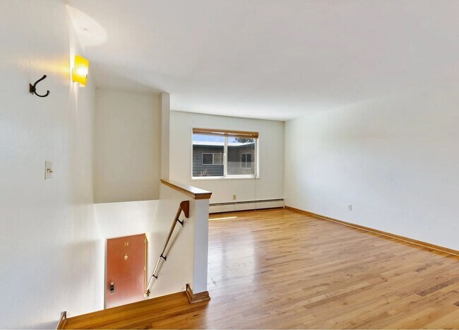 Building Photo - Amazing West Hills Condo!