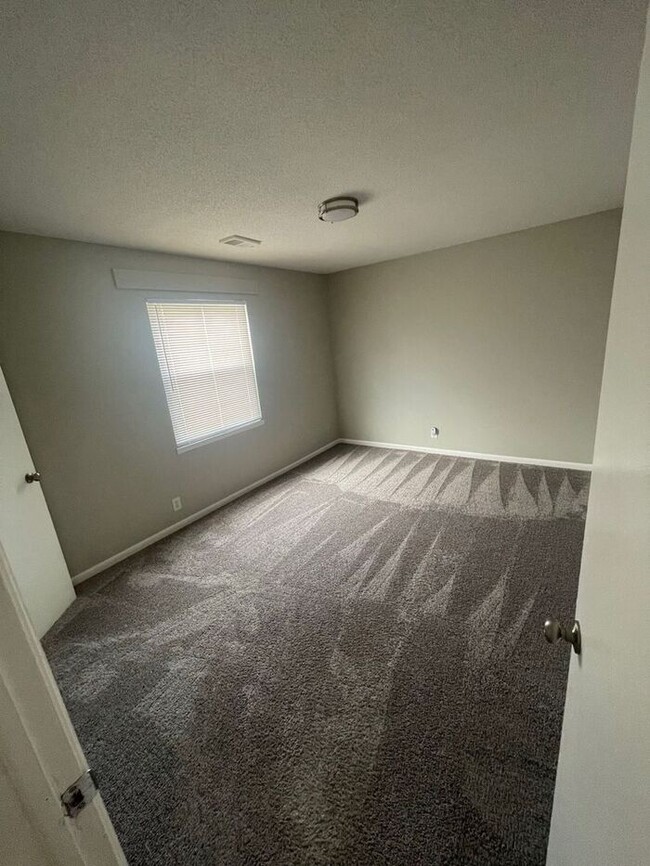 Building Photo - Westside Two Bedroom Town Home