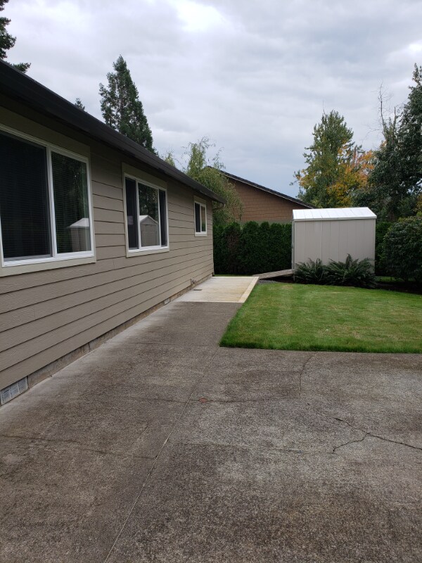 Building Photo - 14711 SE Wyeast Ave