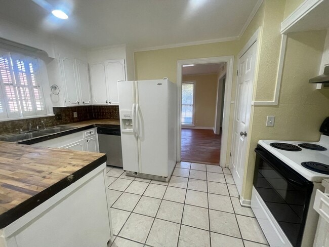 Building Photo - Spacious Inside & Out!