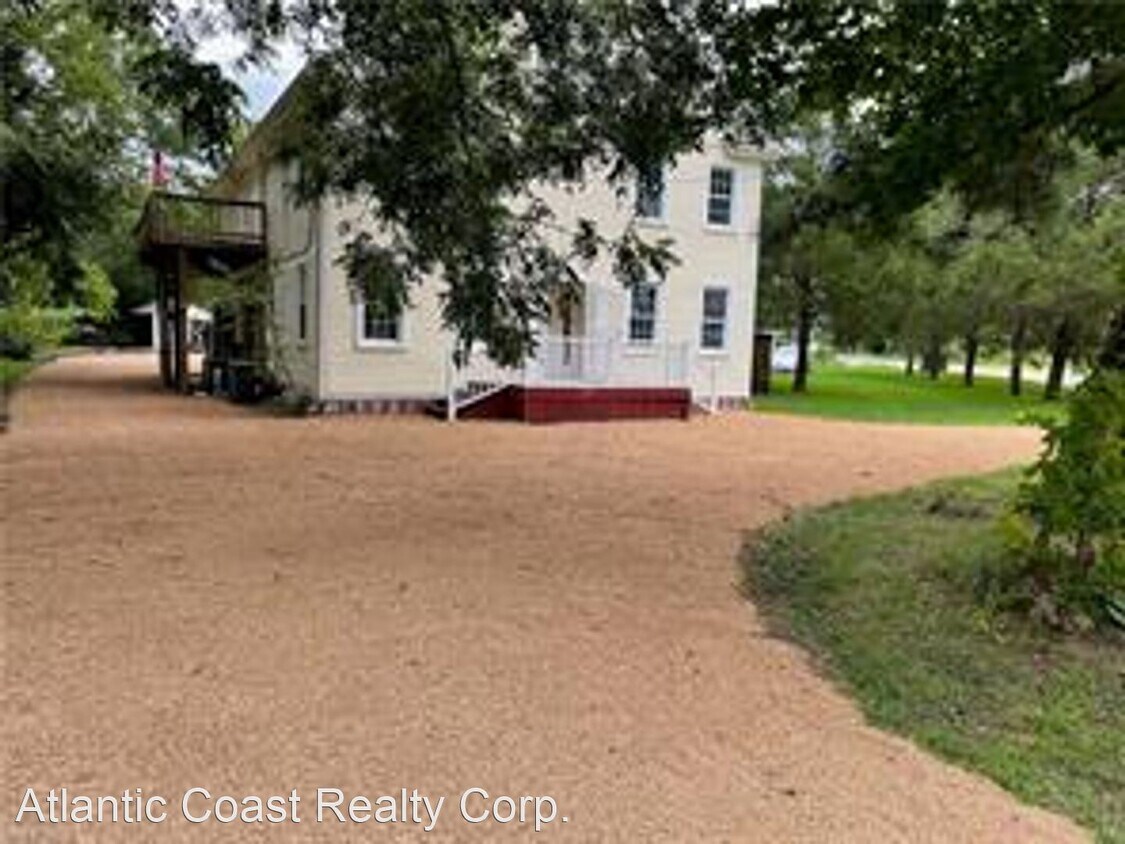 Foto principal - 3 br, 2 bath House - 2140 Cedar Road A