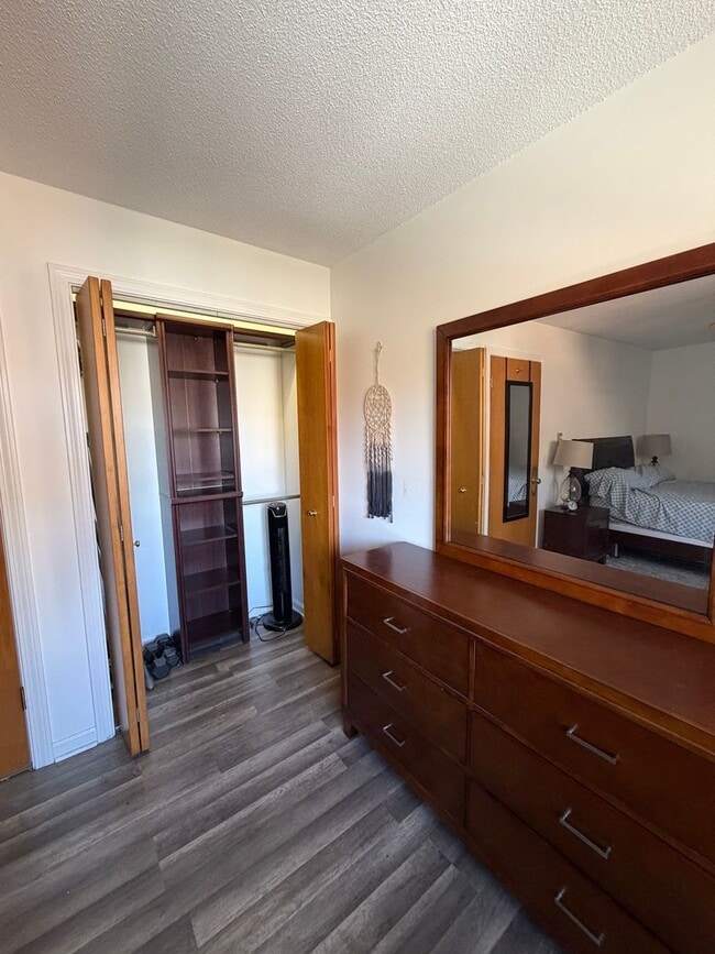 Building Photo - ***PRICE IMPROVEMENT*** - Furnished 1 Bedr...