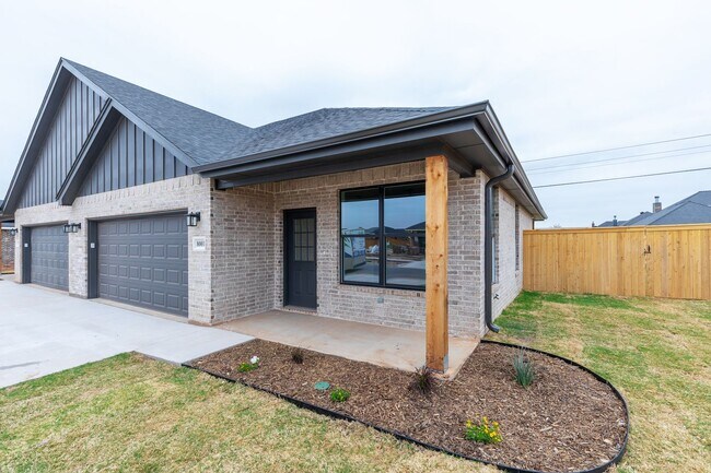 Foto del edificio - 8001 Sawdust Trl