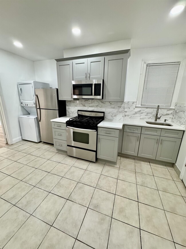 Building Photo - 204 Zabriskie St