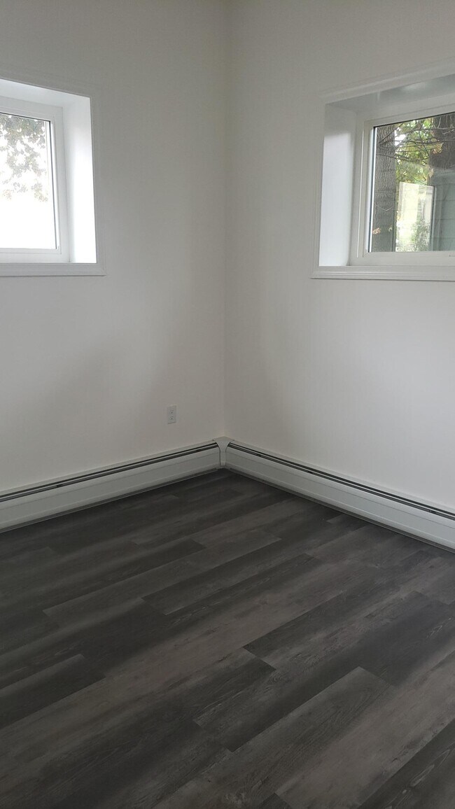 Bedroom/with closet - 716 Sassafras St