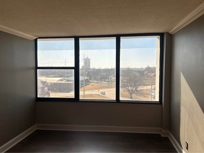 Foto del edificio - 410 W 7th St